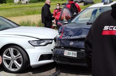Paterno, ladri in fuga speronano auto dei cc: un militare ferito. Banda arrestata