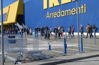 Primo weekend in zona gialla a Bari: Ikea presa d'assalto, lunghe code per entrare