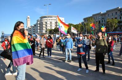 Omofobia: anche Bari scende in piazza e si colora di arcobaleno per la legge Zan