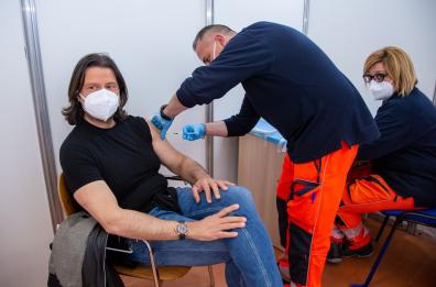 Potenza, l'onorevole Caiata si vaccina. Poi chiama il cugino Figliuolo per complimentarsi