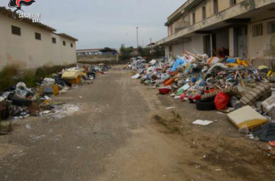 Adelfia, ex stabilimento industriale trasformato in discarica abusiva: 8 denunce