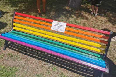 Una panchina arcobaleno anche a Melfi per spegnere l'omofobia