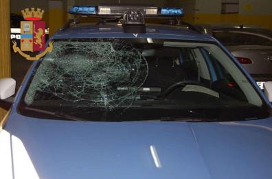 Bari, gli agenti della stradale li fermano per un controllo e in 3 li aggrediscono: parabrezza spaccato, calci e pugni