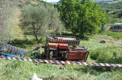 Trattore si ribalta: agricoltore 60enne muore schiacciato nel Materano