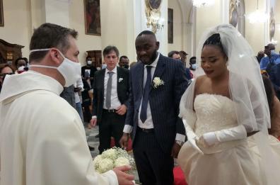 Foggia, dopo lo sbarco in Italia corona il suo sogno d'amore: le nozze di Regina e Daniel