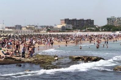 In Puglia c'è voglia d'estate e di normalità: tutti al mare o in centro, riaprono i musei ma traffico in tilt VD