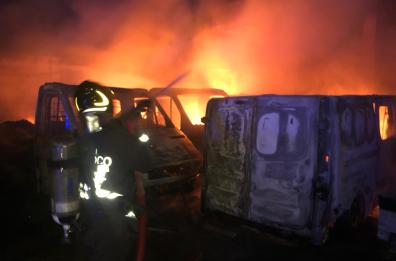 Carmiano, maxi rogo nell'azienda di affissioni: distrutti cinque camion