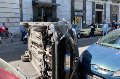 Bari, auto si ribalta in piazza Garibaldi
