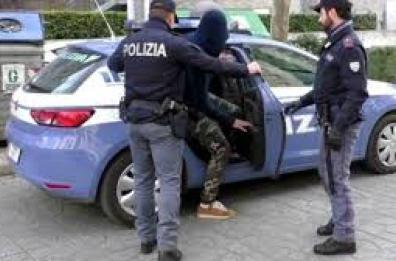 Bari, ferisce la ex moglie a forbiciate davanti al figlio:  arrestato