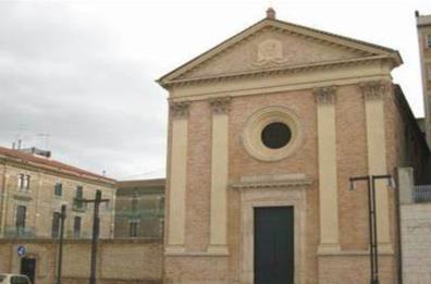 Lucera, in chiesa con mazza e coltello insulta fedeli: arrestato
