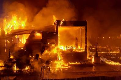 Ugento,  misterioso incendio divora  il lounge beach 