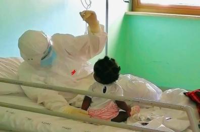 L'infermiera coccola la bambina, e la foto diventa virale