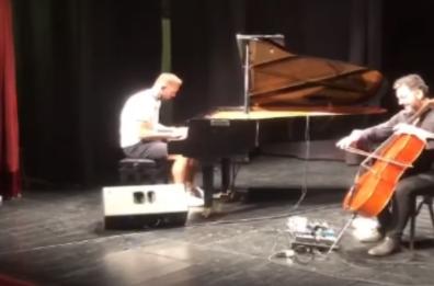 De Vrij  pianista improvvisato sul palco del Teatro di Nardò