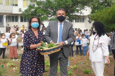 Bari, lezioni sotto gli alberi con «maestra natura»