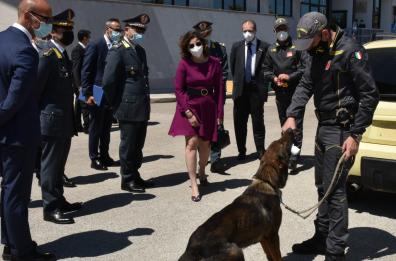 Viceministro Castelli a Bari, visita in caserma GdF: «Siete presidio di legalità». Poi incontra Decaro: «Nessun Comune andrà in dissesto per il Covid»