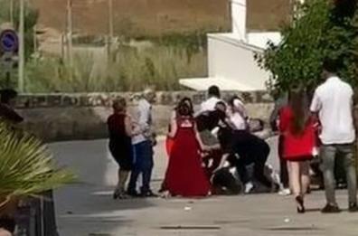 Specchia, botte da orbi al matrimonio, sposo contro testimone: il video è virale