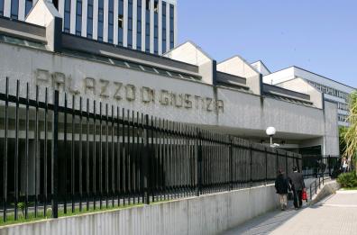 Fasano, li arrestava e poi li mandava dalla fidanzata avvocato: maresciallo cc accusato di abuso d'ufficio