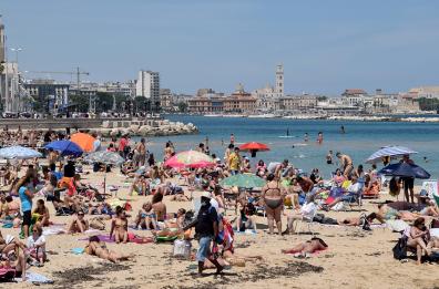 Bari, 2 giugno di sole: prese d'assalto le spiagge cittadine