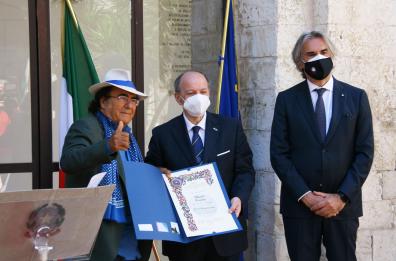 Barletta, Al Bano canta l'inno d'Italia alla consegna delle onorificenze per la festa della Repubblica