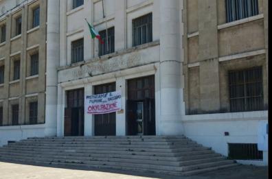 Bari, Occupazione al «Flacco»?  Sì, ma è il ciak della serie Tv
