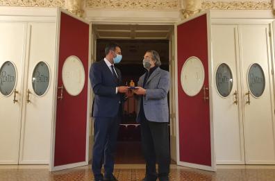 Bari, Decaro consegna sacra manna di San Nicola a Riccardo Muti