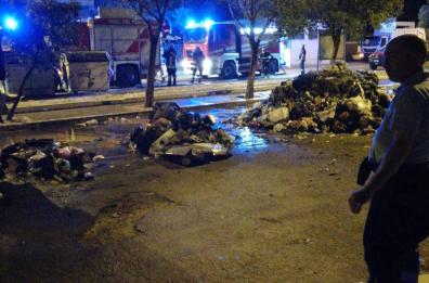 Foggia, autocompattatore in fiamme nella notte, bruciano i rifiuti