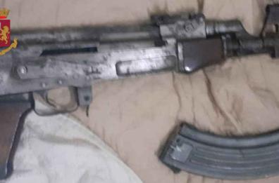 Bari, è ai domiciliari e in casa ha un kalashnikov: 52enne in carcere