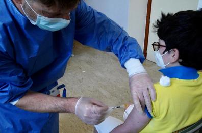 Puglia, partite vaccinazioni per pazienti fragili tra i 12 e i 16 anni