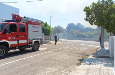 Lecce, un vasto incendio sta divorando la pineta di San Foca