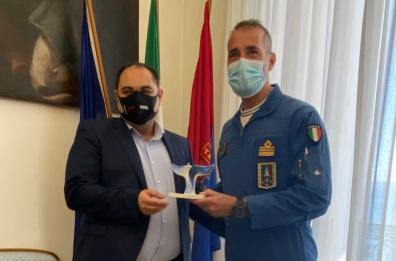 Frecce Tricolori, il comandante Farina a Taranto da Melucci: «Legame naturale con l’arma azzurra»