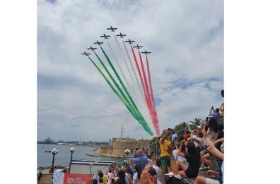 Taranto, spettacolo in cielo e in mare per l’avvio del SailGp con Le Frecce Tricolori  VIDEO