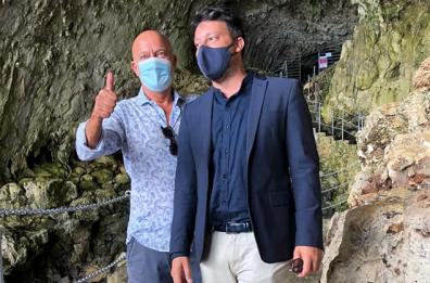 Claudio Bisio a spasso per la Grotta della Zinzulusa a Castro