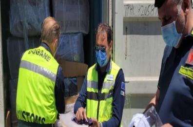 Brindisi, sequestrato ingente carico di abbigliamento contraffatto