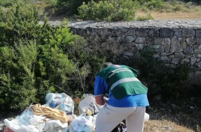 Rifiuti nel parco di Portoselvaggio,  multati i responsabili