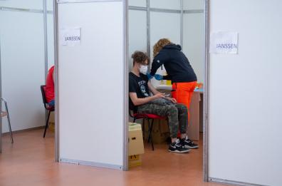 Potenza: via ai vaccini ai maturandi, somministrato J&J
