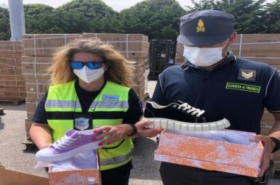 Brindisi, maxi sequestro di scarpe Eytys e Converse contraffatte in arrivo dalla Grecia