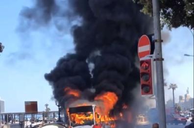 Bari, bus in fiamme in pieno centro: attimi di panico