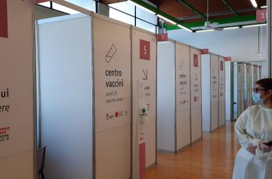 Vaccini, addio agli hub nei palazzetti sportivi: al via la chiusura a Bari