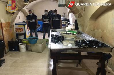 Taranto, sequestrato laboratorio clandestino per la lavorazione di mitili