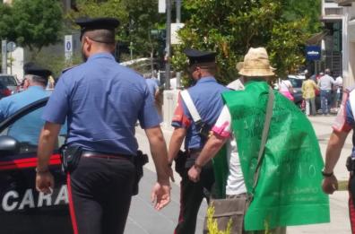 Foggia, gira in città con un cartello con insulti a Procuratore Vaccaro: fermato