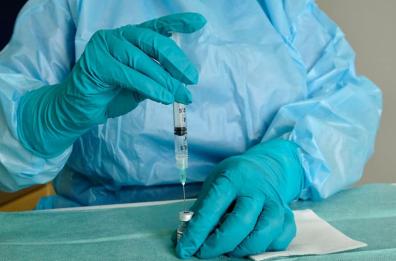 Bari, seconda dose di AstraZeneca in anticipo a over60: il calendario 
