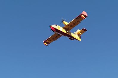 Il Salento continua a bruciare: canadair in azione  