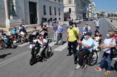Sanità, i disabili in protesta davanti la Presidenza della Regione Puglia: l'incontro 