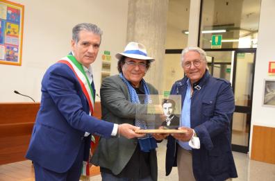Cellino San Marco, consegnata la targa commemorativa a Carmelo Carrisi, papà di Al Bano