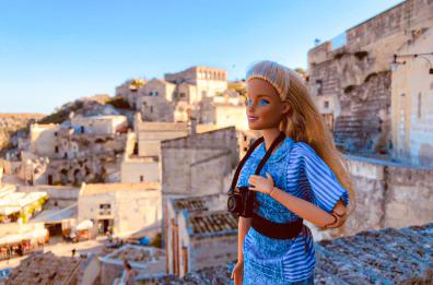 Il viaggio di Barbie in Town fa tappa a Matera: ecco la bambola fra i Sassi