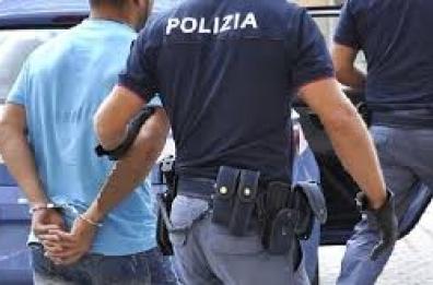 Bari, maltratta la compagna: fugge ma viene arrestato