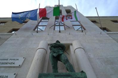 Giornata ricordo vittime Covid: anche in Puglia minuto di silenzio e bandiere a mezz'asta