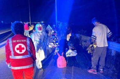 Brindisi, sbarco di migranti lungo la costa sud: salvati in 28
