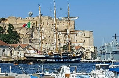Brindisi, la nave scuola Palinuro attracca a sorpresa nel porto 