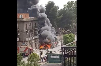 Taranto, bus in fiamme ai Tamburi
